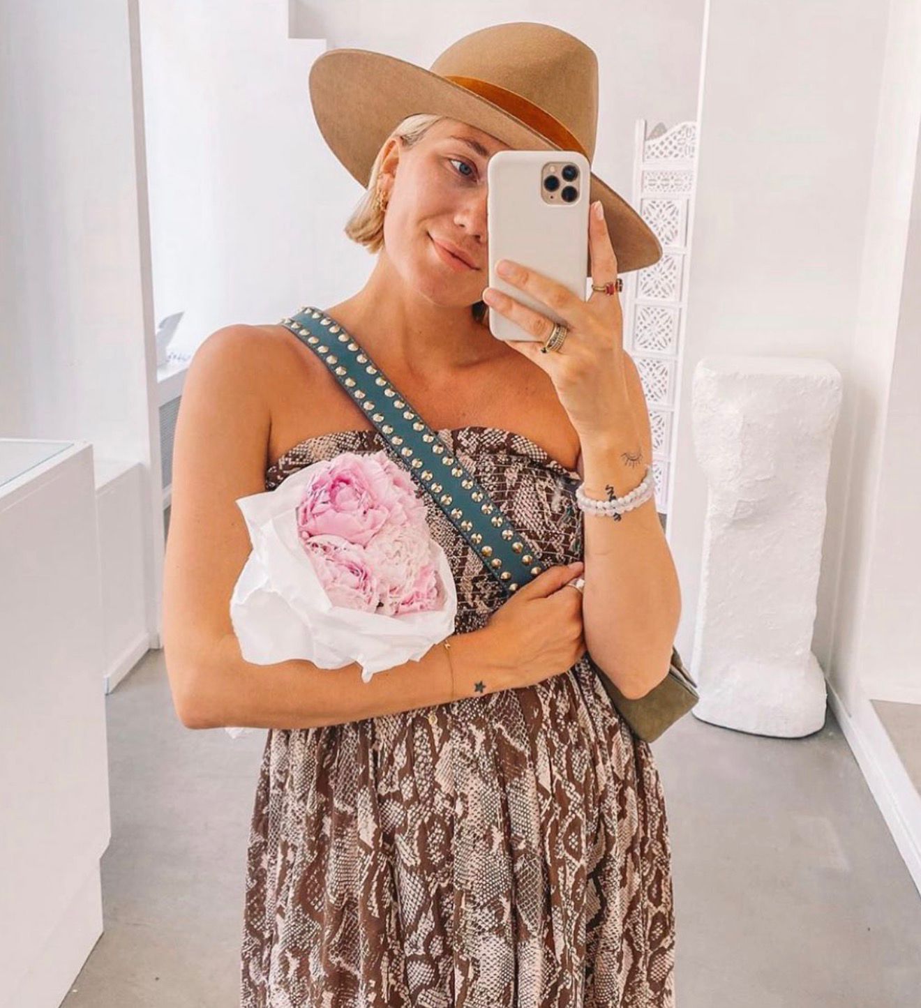 Grey double stud strap gold "short length"