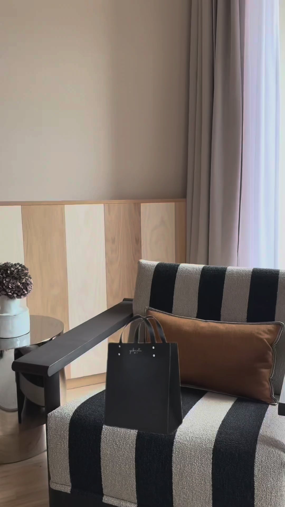 Video provided by Shopify App SwipeUp